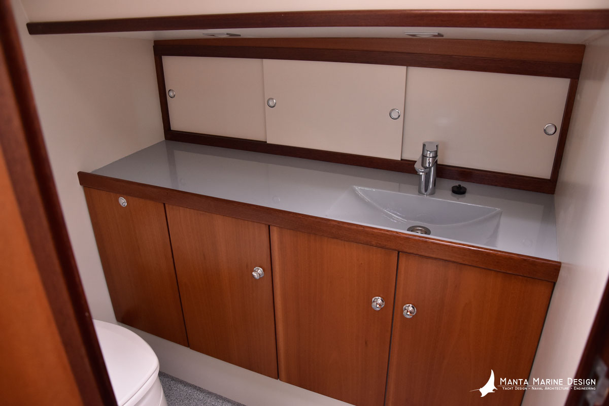 Bornrif 33SC shallow draft steel sailing yacht with centerboard - interior head - bathroom